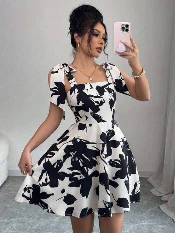 Vestido corto elegante de mujer con estampado floral y tirantes finos