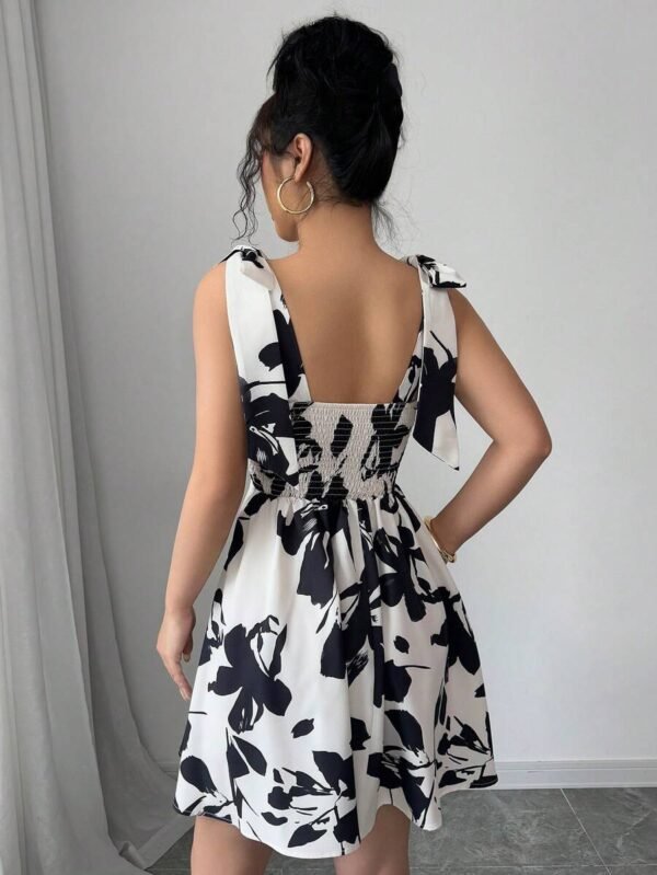 Vestido corto elegante de mujer con estampado floral y tirantes finos - Imagen 3