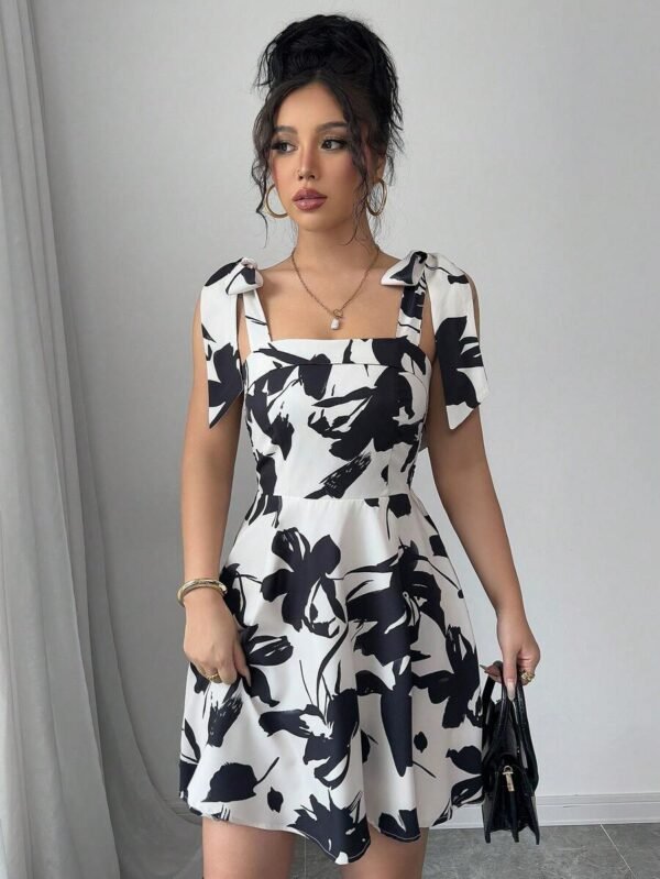 Vestido corto elegante de mujer con estampado floral y tirantes finos - Imagen 2