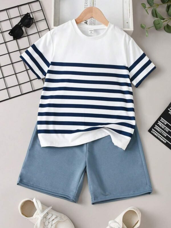 Conjunto De Camiseta De Manga Corta A Rayas Y Shorts Para Jovenes