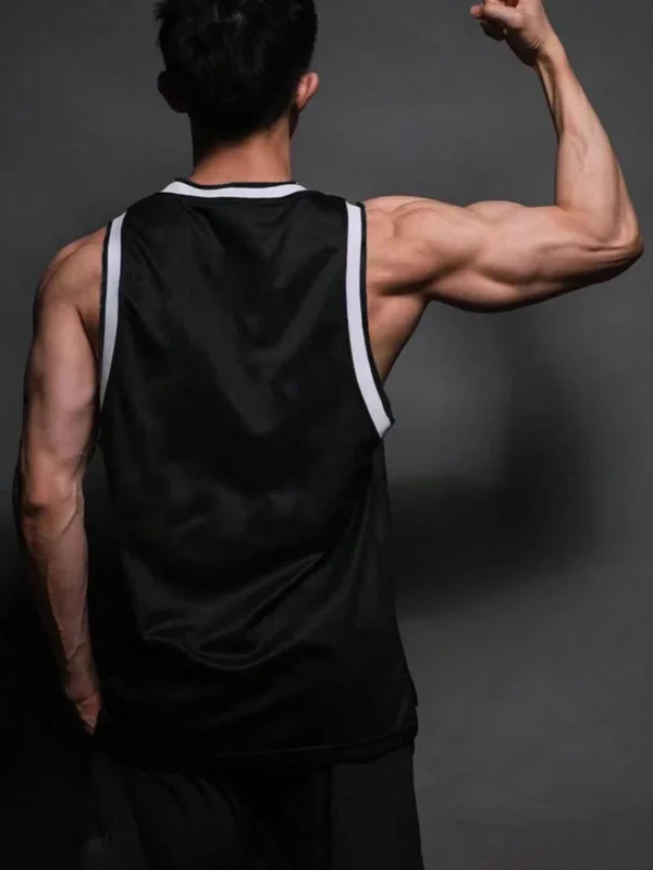 Top deportivo de hombres con cuello redondo y estampado de letras - Imagen 2