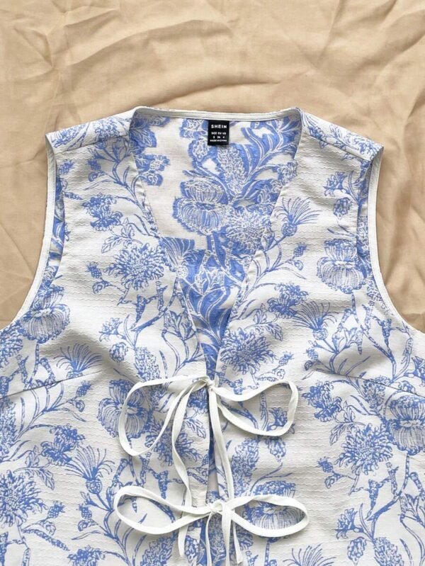 Top con lazo en la cintura y estampado azul y blanco con textura - Imagen 2