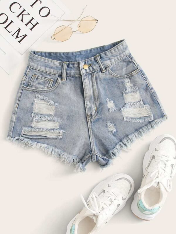 Shorts mezclilla rotos bajo crudo