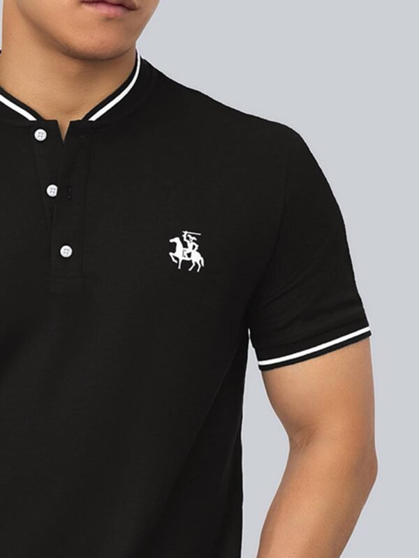 Playera polo figura y con estampado de caballo unicolor - Imagen 2