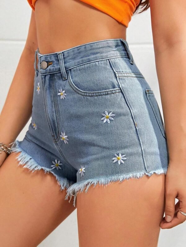 Shorts en mezclilla con bordado floral bajo crudo - Imagen 2