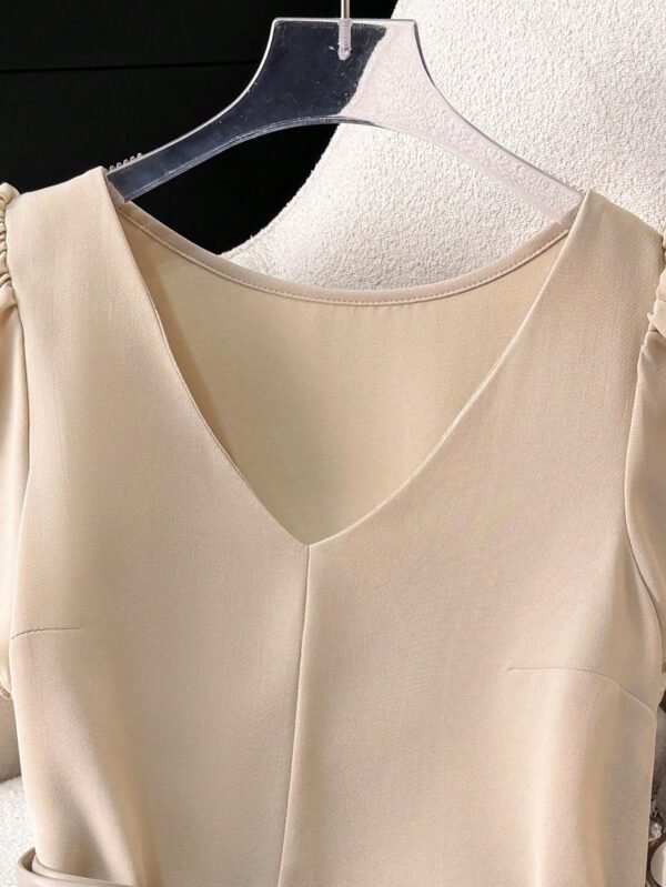 Blusa beis de mujer de escote en V, simple y elegante - Imagen 3