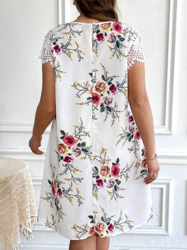 Vestido elegante de talla grande con estampado floral - Imagen 3