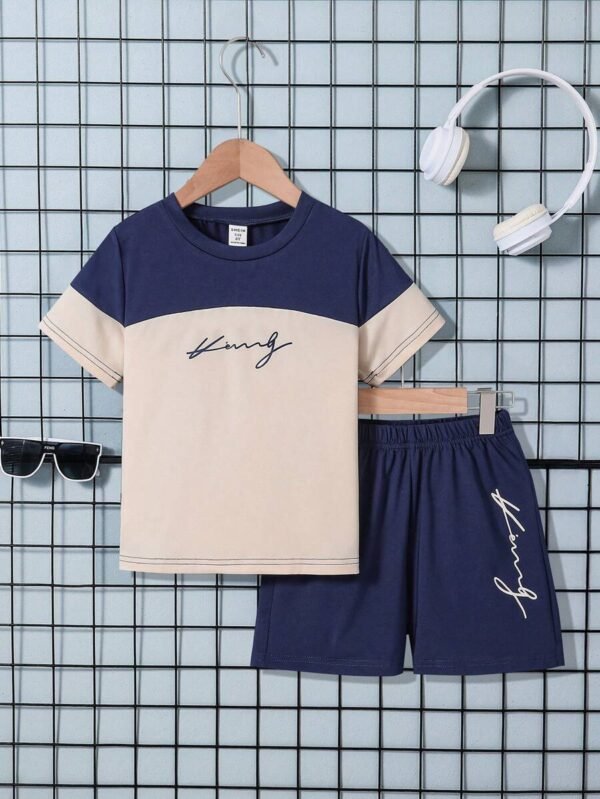 Camiseta de cuello redondo de manga corta y pantalones cortos para niño