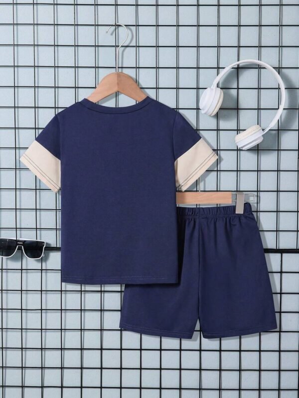 Camiseta de cuello redondo de manga corta y pantalones cortos para niño - Imagen 3
