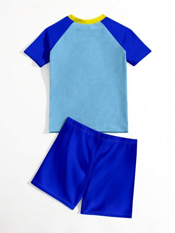 Conjunto de camiseta de manga corta de cuello redondo y pantalones cortos de baño - Imagen 2