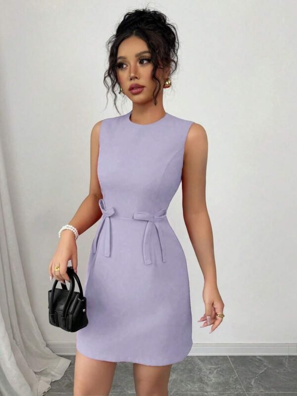 Vestido mini de mujer con elegante sin mangas