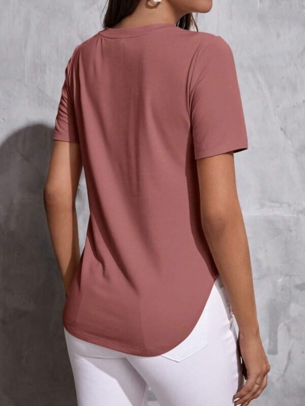 Camiseta para mujer con diseño de botón bajo curvo - Imagen 3