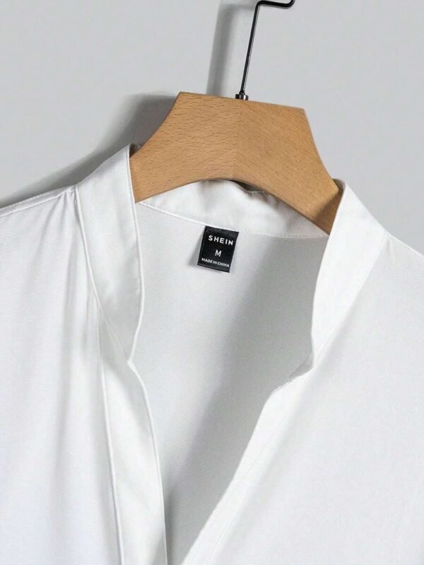 Camisa unicolor con botón para hombre - Imagen 2