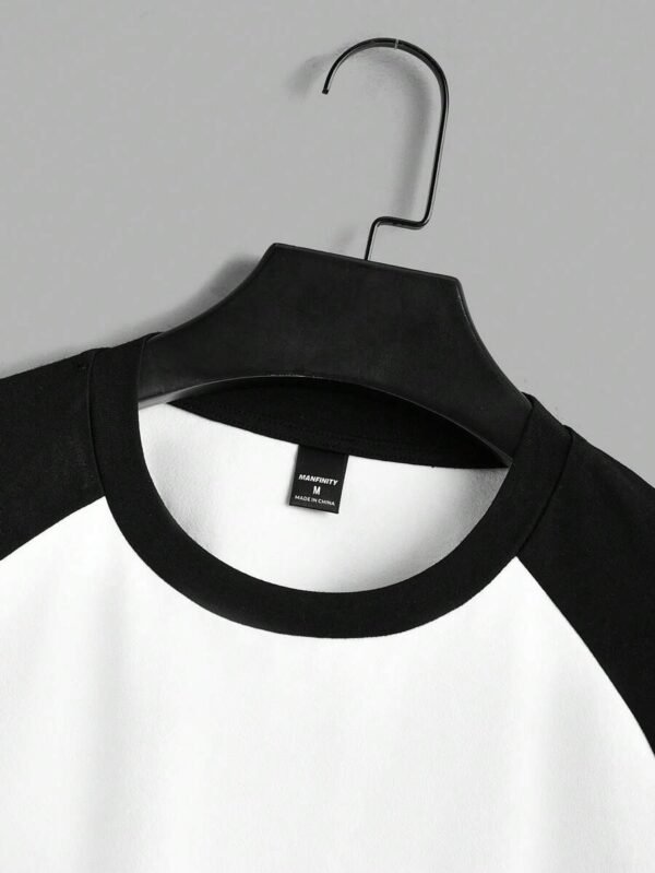 Camiseta de manga corta tipo con parches en negro y blanco - Imagen 3