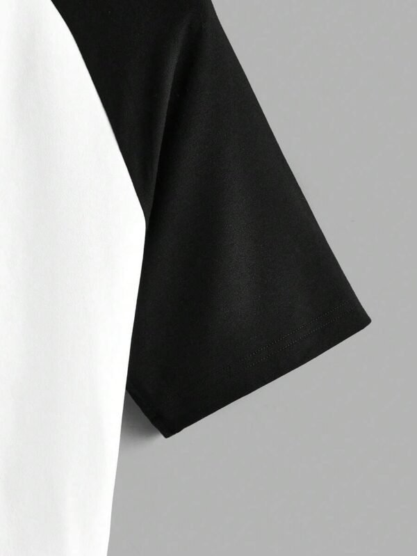 Camiseta de manga corta tipo con parches en negro y blanco - Imagen 2