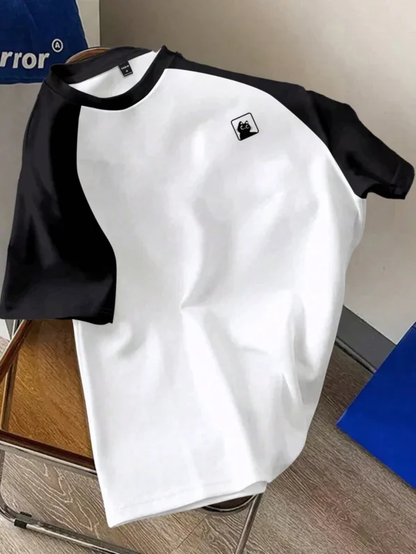 Camiseta de manga corta tipo con parches en negro y blanco