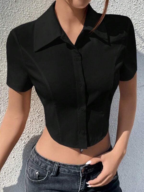Camisa blanca de mujer de tejido con botones