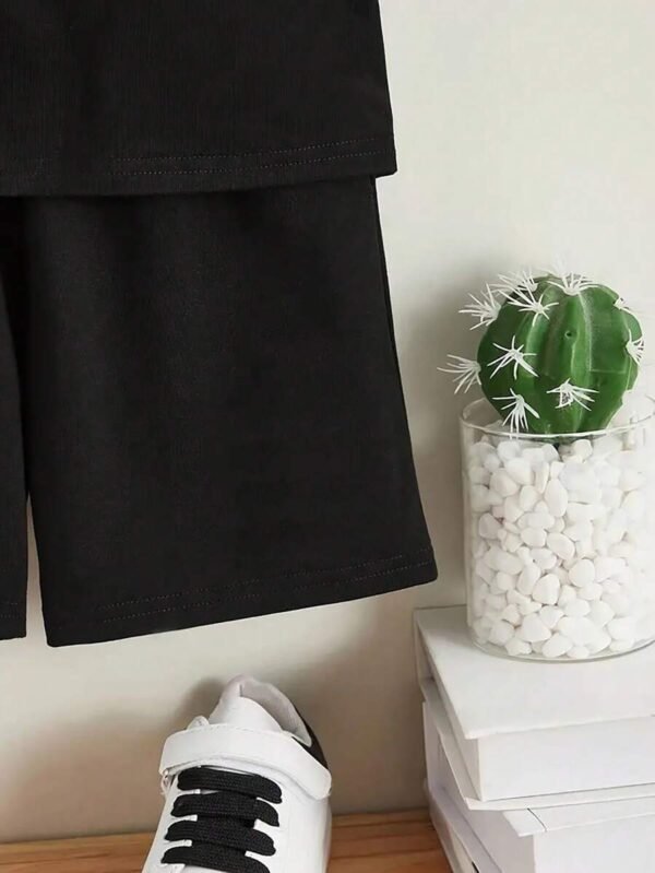 Camiseta casual con estampado y shorts cortos para niños - Imagen 2