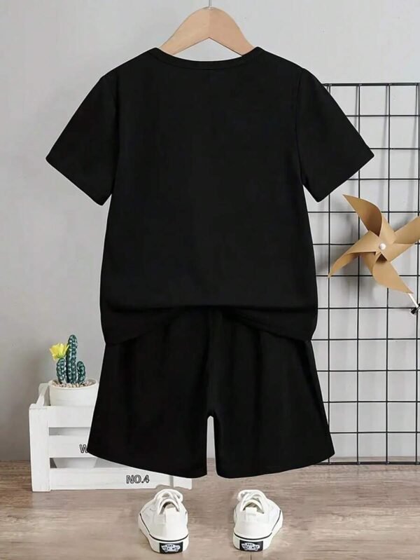 Camiseta casual con estampado y shorts cortos para niños - Imagen 3