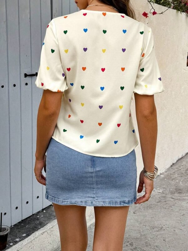 Blusa a la cintura con estampado de corazones coloridos - Imagen 3