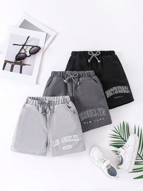 Shorts cortos versátiles con estampado de eslogan para niño