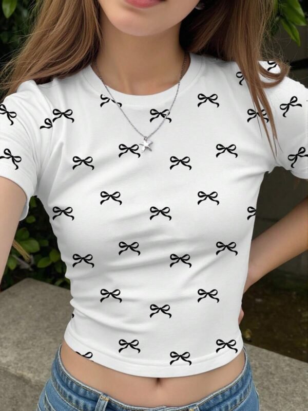 Camiseta de manga corta estilo crop con estampado de moños