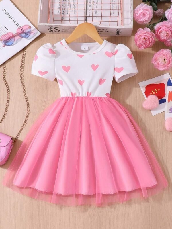 Vestido de malla de manga corta con estampado de corazón para niña