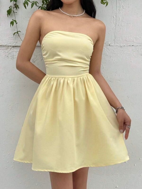 Vestido amarillo sin mangas con pliegues en los costados para chicas