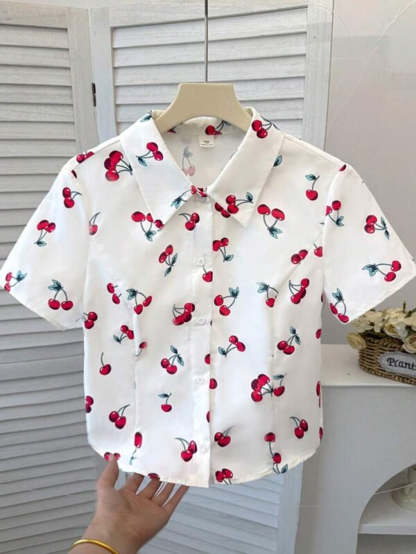 Camisa de manga corta con cuello vuelto y estampado de cerezas