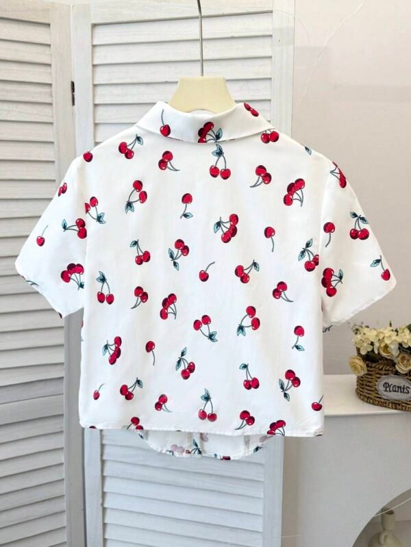 Camisa de manga corta con cuello vuelto y estampado de cerezas - Imagen 3