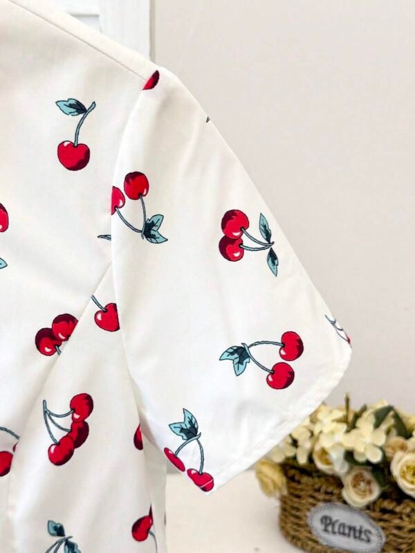 Camisa de manga corta con cuello vuelto y estampado de cerezas - Imagen 2