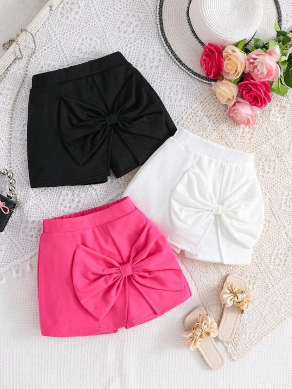 Shorts de unicolor con decoración de mariposa