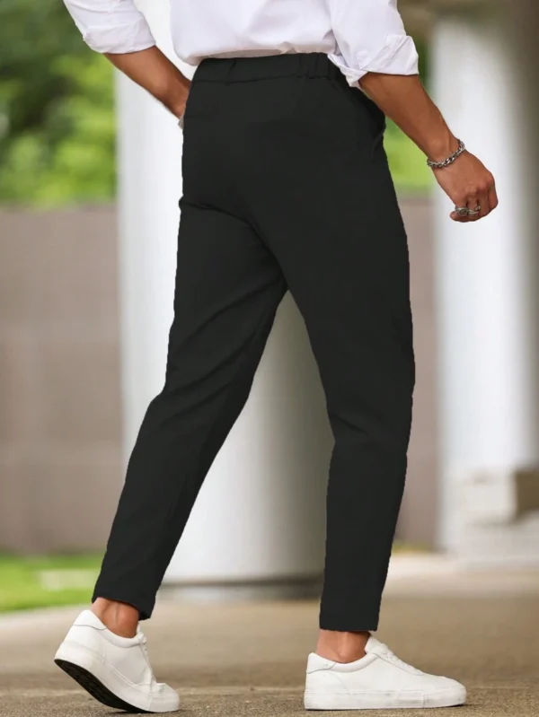 Pantalones casuales de unicolor con bolsillo y corte slim - Imagen 3