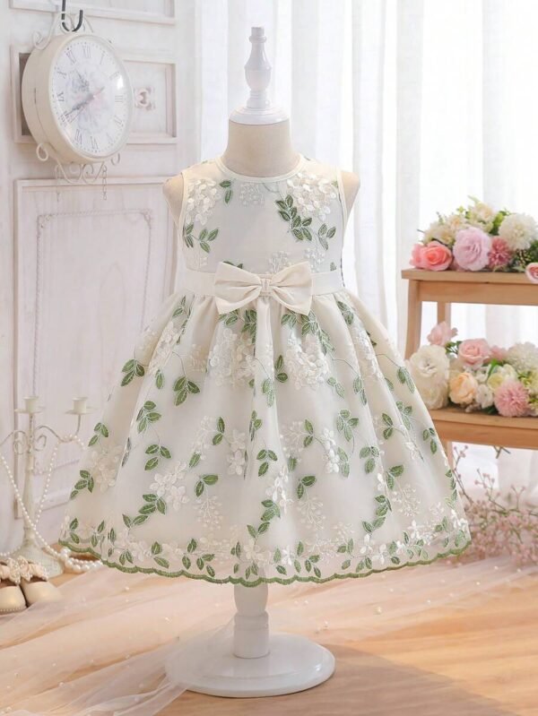 Vestido de línea A sin mangas con bordado y malla para niña