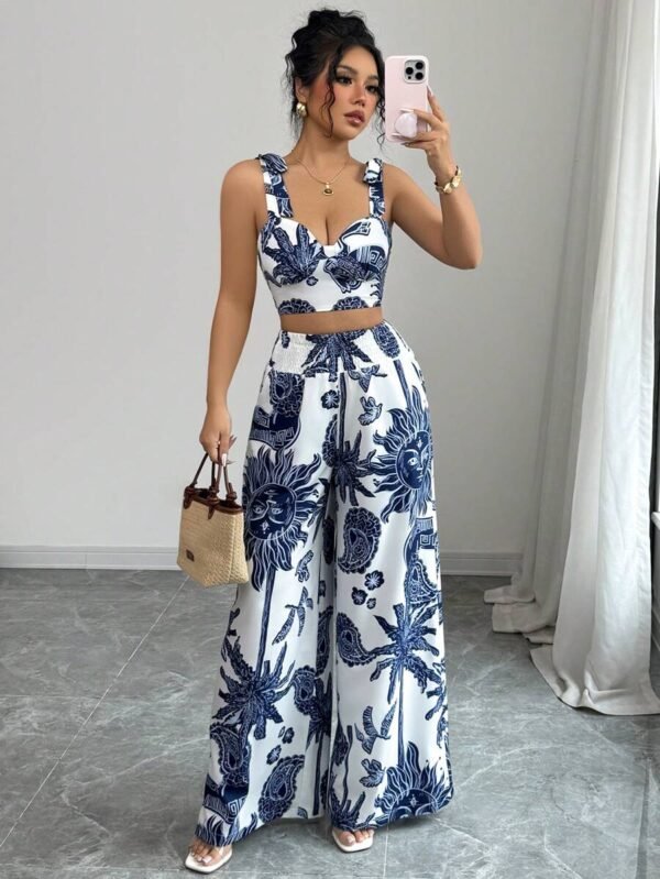 Top corto estampado en azul y blanco con pantalón recto de cintura anudada
