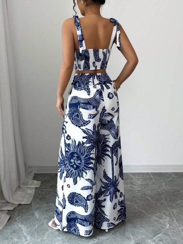 Top corto estampado en azul y blanco con pantalón recto de cintura anudada - Imagen 3