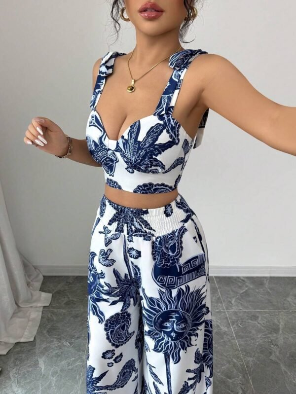 Top corto estampado en azul y blanco con pantalón recto de cintura anudada - Imagen 2