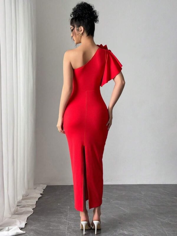 Vestido elegante con cuello asimétrico y volantes - Imagen 3