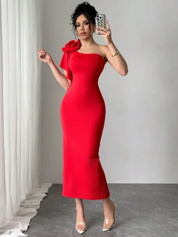 Vestido elegante con cuello asimétrico y volantes