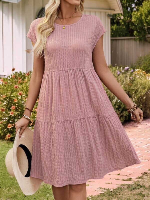 Vestido de manga corta de cuello redondo con bajo