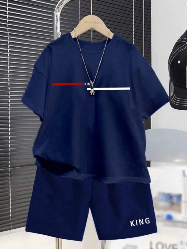 Camiseta de manga corta con cuello redondo y pantalones cortos a rayas