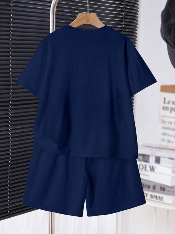 Camiseta de manga corta con cuello redondo y pantalones cortos a rayas - Imagen 3