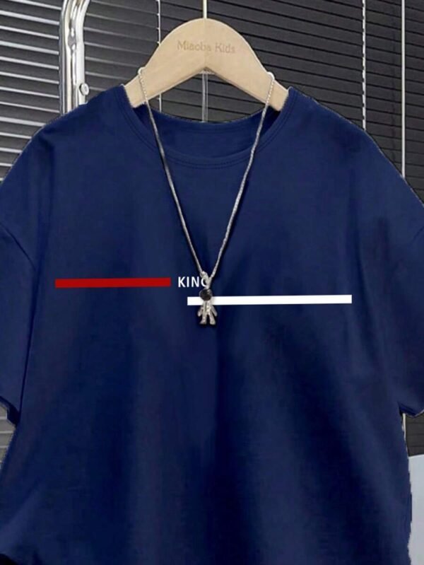 Camiseta de manga corta con cuello redondo y pantalones cortos a rayas - Imagen 2