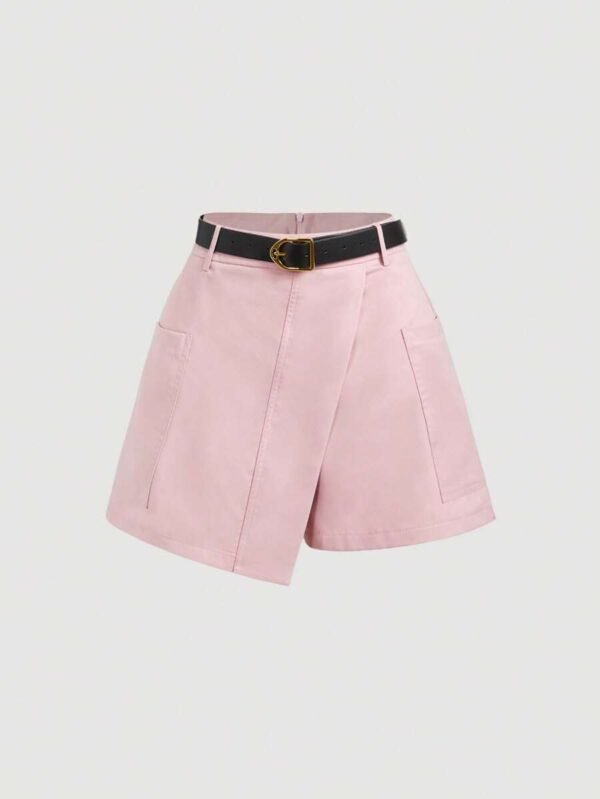 Shorts elegantes de color rosa con correa frontal y cinturón