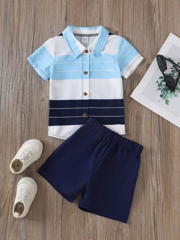 Conjunto de camisa de manga corta con rayas y pantalones cortos para niño