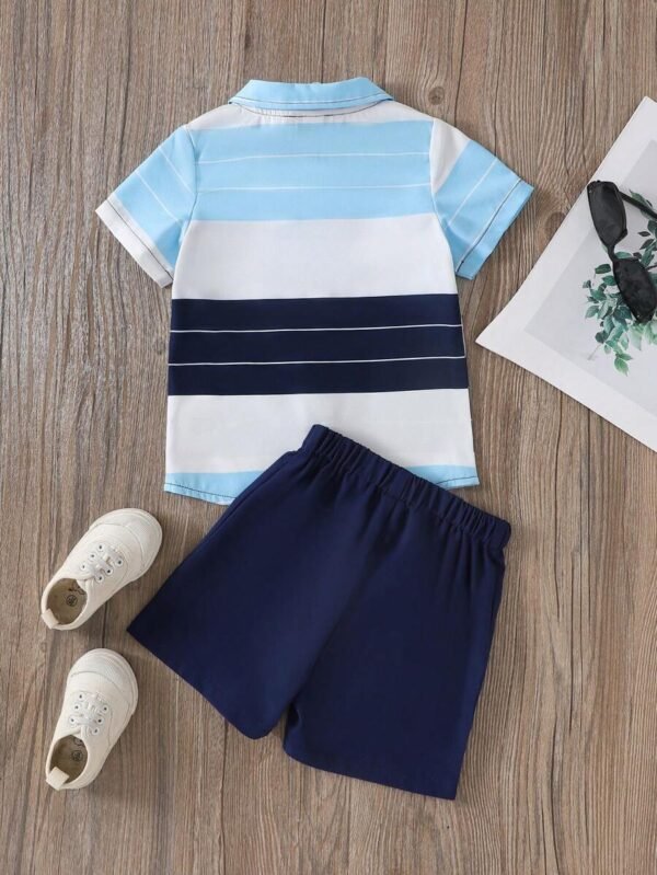 Conjunto de camisa de manga corta con rayas y pantalones cortos para niño - Imagen 3