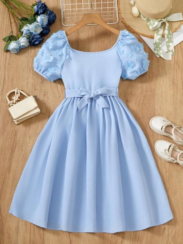 Vestido elegante con mangas abullonadas y bordado rojo para niña