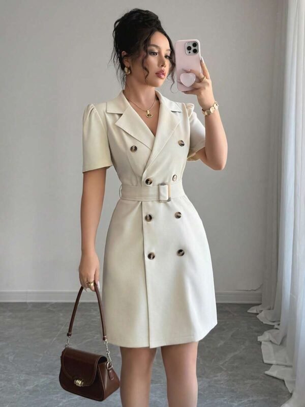 Vestido con cuello de blazer, doble botonadura y mangas abullonadas