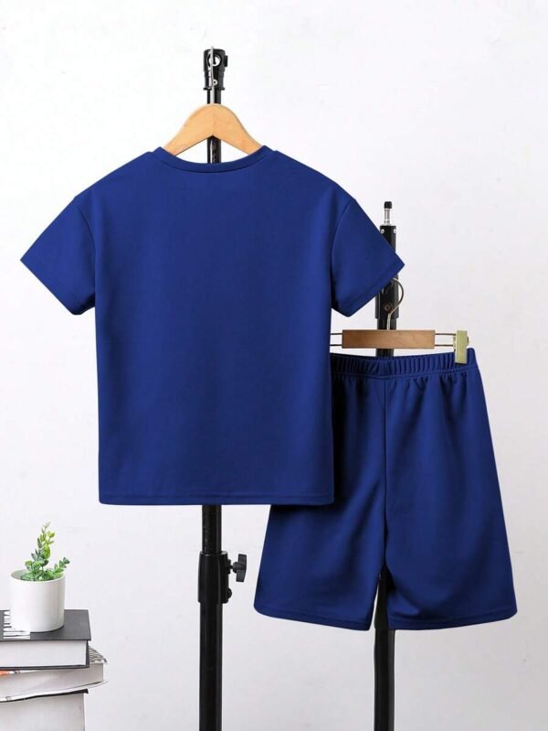 Camiseta de manga corta y pantalones cortos de unicolor para niños - Imagen 3