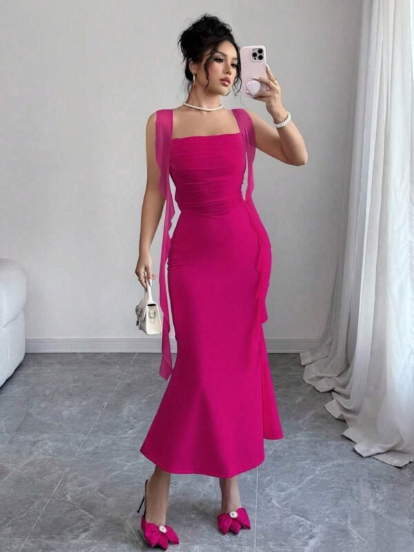 Vestido romántico y elegante con cola de sirena con empalmado de red